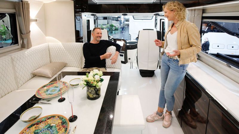 Der Innenraum des gut zwei Millionen Euro teuren Luxusliners Performance S ... (Bild: Messe Düsseldorf/ctillmann)