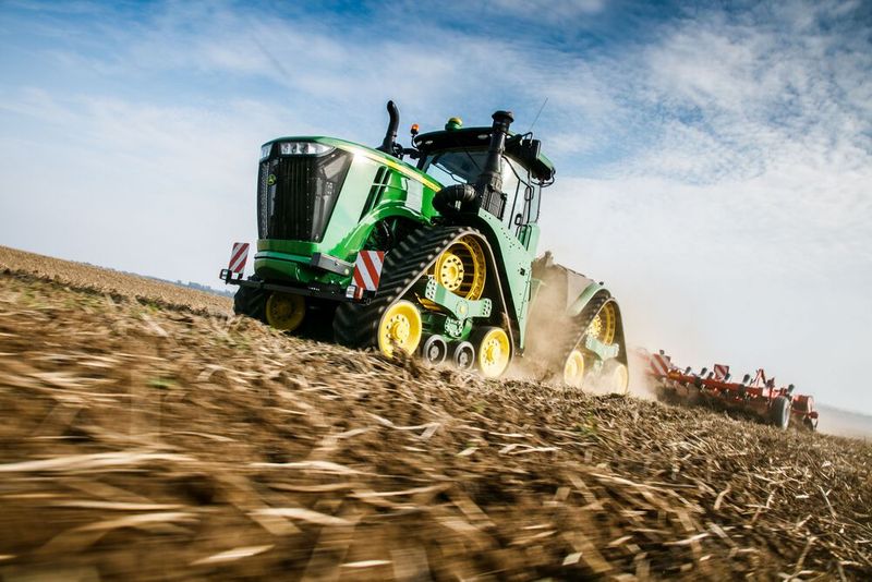 Traktor von John Deere bei der Feldarbeit (Bild: Deere & Company)