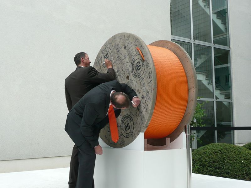 Bevor die Ölflex-Kabeltrommel auf Weltreise geht, konnte noch jeder Lapp-Kabel-Mitarbeiter und die Gäste der Hausmesse seine persönlichen Glückwünsche auf der Kabeltrommel verewigen. Bild: Juliana Schulze (Archiv: Vogel Business Media)