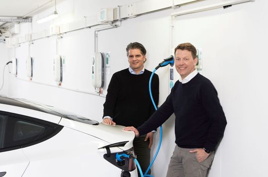 Per Pöhl (li.) und Bernhard Rönsberg teilen sich die Geschäftsführung der NWG Charging GmbH in Hamburg.(Bild:  dsphotos.de/ Dirk  Kunde/ NWG Charging GmbH)