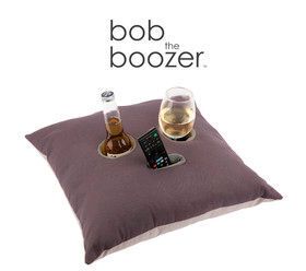 Für einen gemütlichen Muttertag gibt es bei Gyrofish „Bob the Boozer“. Das Kissen kann aber mehr als nur herumliegen! Es hält Getränke und das Smartphone sicher auf dem Sofa. Unter www.gyrofish.com.au kann Bob Boozer für 19,95 Dollar bezogen werden. (Gyrofish)