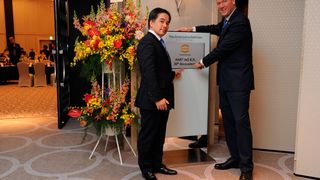 Vorstandsvorsitzender Philip Harting (rechts) und Managing Director Kenji Nogata blicken auf 30 Jahre Harting Japan zurück. (Harting)