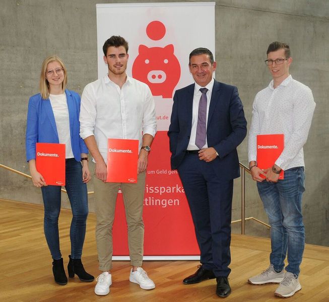 Vier Medizintechnik-Studierende des Hochschulcampus Tuttlingen erhielten am 1. Oktober eine Auszeichnung der Kreissparkasse Tuttlingen für ihre digitale, über eine App steuerbare Handprothese – mit deren Entwicklung sie schon im dritten Semester begannen. Markus Waizenegger (Mitte), Vorstandsvorsitzender der Kreissparkasse Tuttlingen, übergab den Studierenden Katrin Bihr, Cornelius Machann und Sven Schumayer (von links, Lukas Baier fehlend) die Auszeichnung. (Hochschulcampus Tuttlingen)