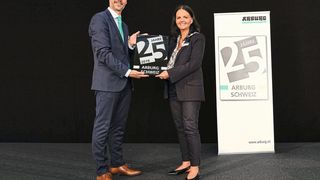 Reconnaissance pour 25 années de succès en Suisse : Juliane Hehl, associée gérante, a présenté la sculpture traditionnelle de l'anniversaire Arburg à Marcel Spadini, directeur général d'Arburg AG. (ARBURG)