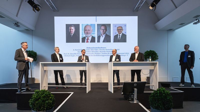 An der anschließenden Podiumsdiskussion nahmen teil: (v. l.) Wolfgang Michel (»kfz-betrieb«), S. Patrick Eheim (Porsche), Prof. Benedikt Maier (Institut für Automobilwirtschaft), Michael Ziegler (Präsident des Kfz-Gewerbes Baden-Württemberg), Karl Hell (Hyundai) und Jan Rosenow (»kfz-betrieb«). (Bild: Stefan Bausewein)
