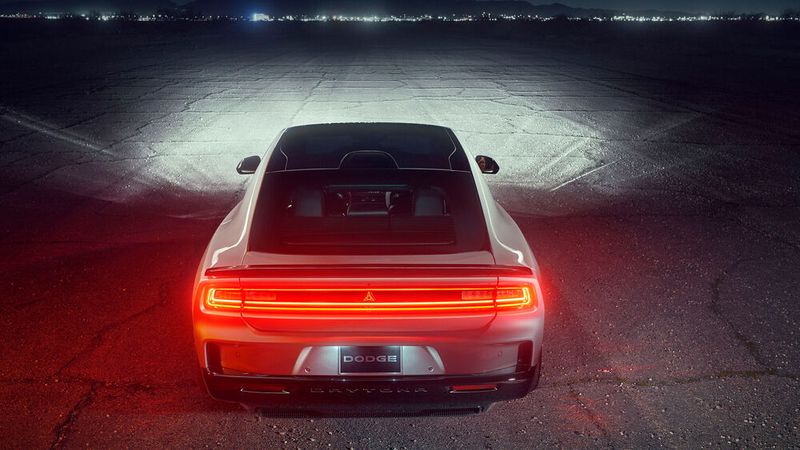 Red Heat auf amerikanische Art: Der Dodge Charger Daytona MY2024 setzt auf „Red Ring of Fire“-Lichtdesign am Heck. (Bild: Dodge)