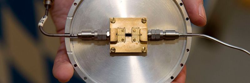 Am Walther-Meissner-Institut (WMI) entwickelter Quantenschaltkreis, mit dem verschränkte Mikrowellen-Zustände erzeugt werden können.(Bild:  Bild: Andreas Battenberg / TUM)
