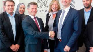 Von links: Friedhelm Bock, Olivier Ferry (beide PSA), Matthias Witte (Dekra Automotive Solutions) und Stephan Ulrich (PSA) sowie Kolleginnen aus dem Remarketing-Team freuen sich auf die Zusammenarbeit. (Foto: Dekra)