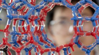 Blick in die Hohlräume des Katalysators (im Hintergrund Erstautor Y. Liu)  (Andreas Heddergott / TU Muenchen)