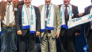 „50 Jahre AUMA“-Schals übereichte der Betriebsrat den Geschäftsführern sowie dem Firmengründer (siehe auch Bildergalerie). (Bild: Auma)