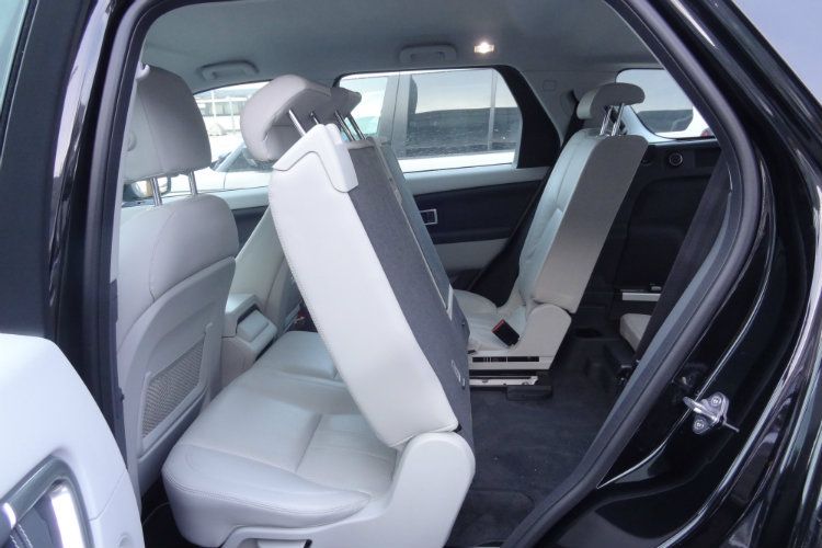 Für 1.300 Euro ist eine optionale dritte Sitzreihe erhältlich. Der Zugang ... (Foto: Mauritz)