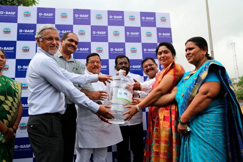Raman Ramachandran (Left), Managing Director of BASF India and Head South Asia, along with other dignitaries present the first water can to beneficiaries at the NMMC School in Turbhe. (BASF)