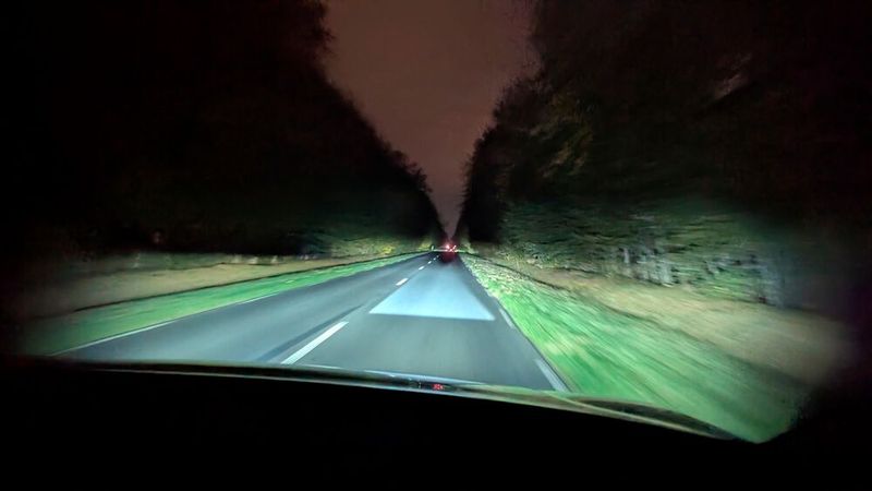 Valeo demonstrierte in Bobigny nicht nur seine Produkte, sondern zeigt im Testtunnel und bei nächtlichen Testfahrten, seine Scheinwerfer-Technologien in den Bereichen Adaptive ADB, HD, Bi-LED oder vertikale Ausrichtung.  (Bild: Stefanie Eckardt)