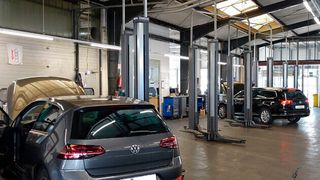 Bedingt durch die Corona-Krise sind die Werkstätten nicht ausgelastet. Aufträge werden reihenweise storniert. (Bild: Schreiner/»kfz-betrieb«)