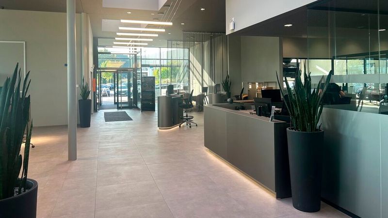 Eine Besonderheit von Retail Next ist, dass die Trennung der Service- und der Verkaufszonen aufgehoben wird. (Bild: Weller)