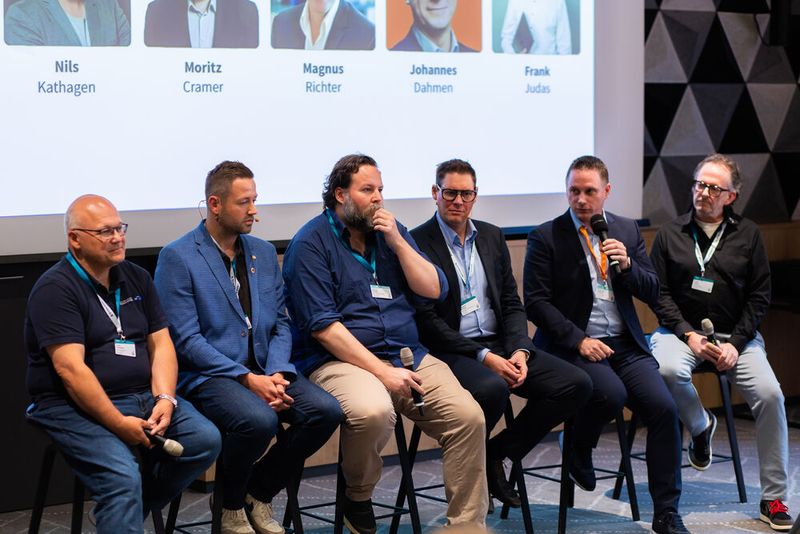 In der Panel-Diskussion reden Frank Neumann (v.l., EDV Neumann), Nils Kathagen (IT-Systemhaus Ruhrgebiet GmbH), Moritz Cramer (ESET Deutschland GmbH), Magnus Richter, (moonsystems GmbH), Johannes Dahmen (Sonicwall GmbH) und Frank Judas (FPJ Media & IT) über „Was passiert, wenn der Kunde 'Nein' sagt”.   (Bild: Synaxon)