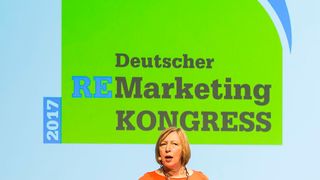 Silvia Lulei, Chefredakteurin von »Gebrauchtwagen Praxis«, wird auch im nächsten Jahr zum Deutschen Remarketing Kongress begrüßen. Das Eventteam arbeitet schon an Themen und Highlights für die Veranstaltung. (Copyright: Stefan Bausewein)