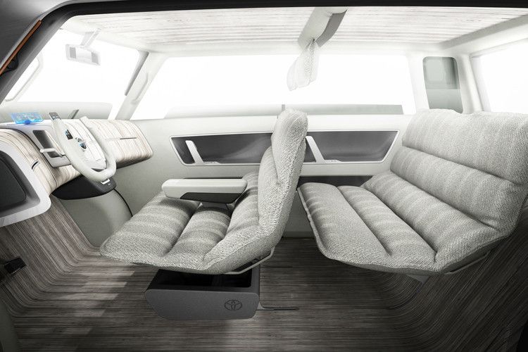 Witziges Detail: Die Einzelsitze lassen sich für ein Picknick herausnehmen. (Foto: Toyota)