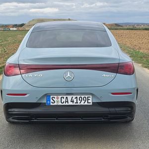 Auch im CLA findet sich die bei Fahrzeugdesignern sehr beliebte durchgängige LED-Lichtleiste im Heck wieder.(Bild:  Mauritz – VCG)