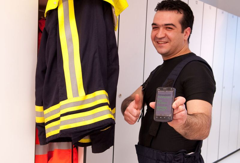 Das FitnessSHIRT vom Fraunhofer IIS findet seinen Einsatzbereich beispielsweise bei der Feuerwehr. (Fraunhofer-Institut für Integrierte Schaltungen IIS)