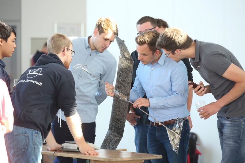 Rund 50 Studenten von fünf deutschen Universitäten verwandelten die Messehallen der Messe Düsseldorf in einen ungewöhnlichen Flughangar. Beim internationalen Wettbewerbs „Stahl fliegt“ brachten sie die unterschiedlichsten Flugobjekte aus Stahl zum Fliegen.  (Messe Düsseldorf)