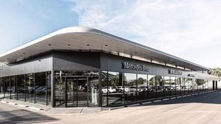 Im umgebauten Betrieb in Uhingen spielt die digitale Fahrzeugpräsentation eine wichtige Rolle. (Bild: Burger Schloz)