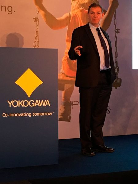 Simon Wright, CEO der neuen Tochtergesellschaft von Yokogawa Industrial Knowlege. Mit dem neuen Bereich will Yokogawa die sichere Cloud-Plattform von Industrial Evolution zur Erfassung, Integration und Analyse von Prozessdaten aus mit Firewall geschützten Systemen in Echtzeit nutzen. Die Plattform werde von Yokogawa-Kunden bereits heute zur Erfassung von Daten aus Tausenden von Systemen und Geräten und zur Bereitstellung von Diensten über die Cloud genutzt, und sei damit bestens gerüstet für Industrie 4.0 oder das Industrial Internet of Things (IIoT). Gleichzeitig soll der neue Geschäftsbereich von der hohen Zuverlässigkeit und Qualität der Mess- und Steuerungstechnologie von Yokogawa profitieren.  (Bild: Kielburger)