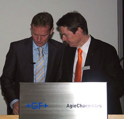 Referenten-Wechsel: Bruno Allemand (rechts), Geschäftsführer der Agie Charmilles GmbH, übergibt das Mikrofon an Bernhard Iseli, Geschäftsführer der Mikron Agie Charmilles AG in Nidau/Schweiz.  Bilder: Kuttkat (Archiv: Vogel Business Media)