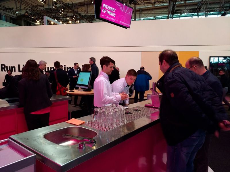 Die smarte Bar auf dem Telekom-Stand. (Bild: Robert Horn)