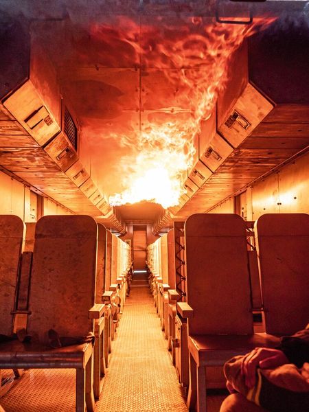 Im Inneren der Flugzeugnachbildung bieten sich spektakuläre Trainingssituationen. (Bild: Fire Go GmbH)