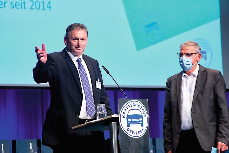 Michael Krammer (links) wurde als Vorstandsvorsitzender der Innung Niederbayern bestätigt. Johann Bader, Obermeister der Innnung München und Oberbayern, leitete die Wahl. (Bild: Zietz/»kfz-betrieb«)
