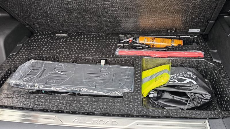 Auch unterm Kofferraumboden ist noch Platz für einige wichtige Details wie Reifenpannenset oder Warndreieck. (Bild: sp-x)