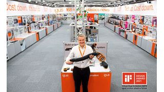 Geschäftsführer Frank Blase zeigt die revolutionäre TRX-Roboter-Energiezuführung auf dem komplett erneuerten, physisch-virtuellen Messestand von igus in Köln, der gerade mit dem «iF Communication Design Award 2021» prämiert wurde.  (igus GmbH)