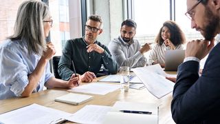 Lesen Sie hier, wie Sie sich durch kritische Rückmeldungen in Meetings nicht aus dem Konzept bringen lassen. (Bild: © insta_photos - stock.adobe.com)