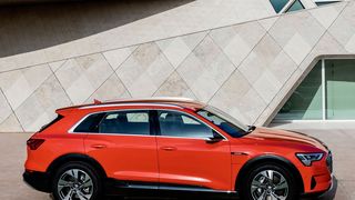 Der Audi E-Tron steht auf einer modifizierten Q5-Plattform - und sieht auch so aus. (Audi)