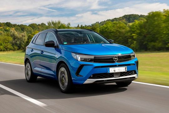 Seit gestern rollt die vollelektrische Version des Opel-SUV Grandland in Eisenach als Probeversion vom Band. Die Fertigung des Fahrzeugs wird nun hochgefahren. Das freut auch die Belegschaft am Standort ...(Bild:  Opel)