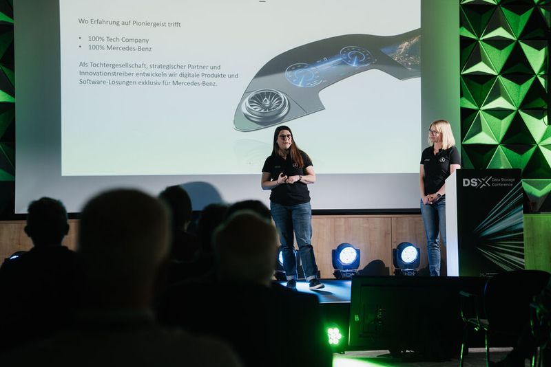 Sabine Wolz (l., Team Lead Data Management & Platforms) und Alexandra Hesse (Principal Data Strategy & Platforms) von Mercedes-Benz Tech Innovation lieferten einen Erfahrungsbericht aus dem IT-Alltag in der Automobilbranche mit dem Titel „Strategie in Aktion: Wie Managemententscheidungen Fachbereiche gestalten – Praxiseinblicke, Erfolge und Lessons Learned“. (Bild:  Manuel Emme Fotografie)