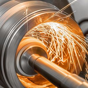 Die Kondensatoren tragen dazu bei, dass beim Schweißen von Lkw-Felgen und Schienenfahrzeugen hochwertige Endergebnisse entstehen.(Bild:  © andov - stock.adobe.com)