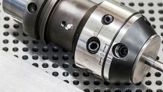 Fraunhofer-IPA-Forscher revolutionieren das Konteraufbohr-Verfahren! Stack-Werkstoffe lassen sich mit diesem neuartigen Konzept schadensfrei und werkzeugschonend bohren, wie es weiter heißt. Das prädestiniert das Verfahren für den Leichtbau. Das IPA hat im Rahmen des Mai-ThinKing 2016 von der Landesagentur Leichtbau-Baden-Württemberg, dieses innovative Bohrprinzip anhand von Bohrungen in Titan/CFK vorgestellt. (Fraunhofer-IPA)