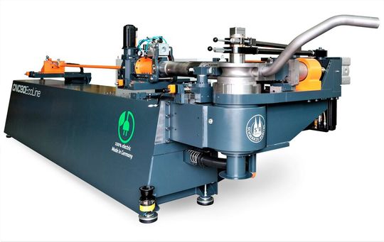 Von Schwarze-Robitec gibt es etwas Neues für das präzise Rohrbiegen. Die neu entwickelte Serie heißt Ecoline, von der hier die Variante CNC 90 Ecoline zu sehen ist. Sie könne alles, was man in puncto Rohrbiegen für kleine und mittlere Serien brauche.(Bild:  Schwarze-Robitec)