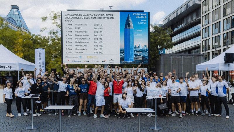 144 Teilnehmer traten beim fünften Ruderergometer-Marathon des BMW-Niederlassungsverbundes Hessen an und erruderten 38.000 Euro für das Projekt „Psychologische Soforthilfe Frankfurt“.(Bild:  kevin henrich)