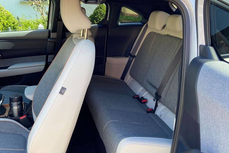 3. Das Platzangebot: Eine weitere schlechte Nachricht für Hinterbänkler: Auf der Rückbank ist es ziemlich eng. (Bild: Kuhn – VCG)