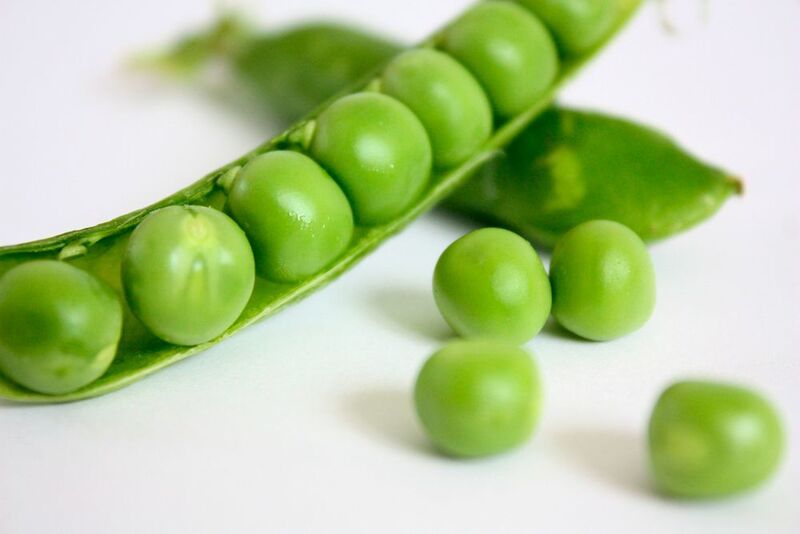 To reconstruct the sequence of the pea genome, several billion short DNA sequences have been ordered. (CC0)