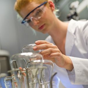Abb. 2: Die Reinigungsart hängt sowohl von der Art der Verschmutzung als auch vom Laborglas selbst ab.