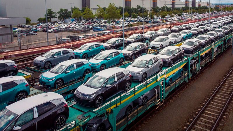 Volkswagens Kernmarke VW Pkw lieferte im ersten Halbjahr 2021 knapp 93.000 reinelektrische Fahrzeuge aus. Volkswagens Kernmarke VW Pkw lieferte im ersten Halbjahr 2021 knapp 93.000 reinelektrische Fahrzeuge aus.