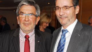 Brandenburgs Ministerpräsident Matthias Platzeck mit Hans Peter Lange. (Archiv: Vogel Business Media)
