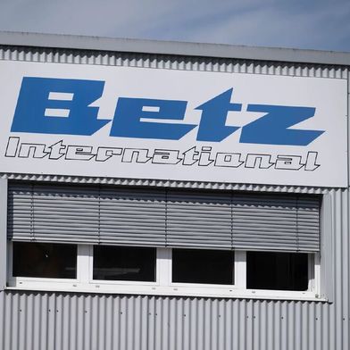 Die Spedition Betz International ist bekanntlich insolvent. Doch nun kommen gute Nachrichten vom Insolvenzverwalter, denn das kränkelnde Unternehmen wurde von Aventra übernommen ... (Bild: Ma. Murat / dpa)
