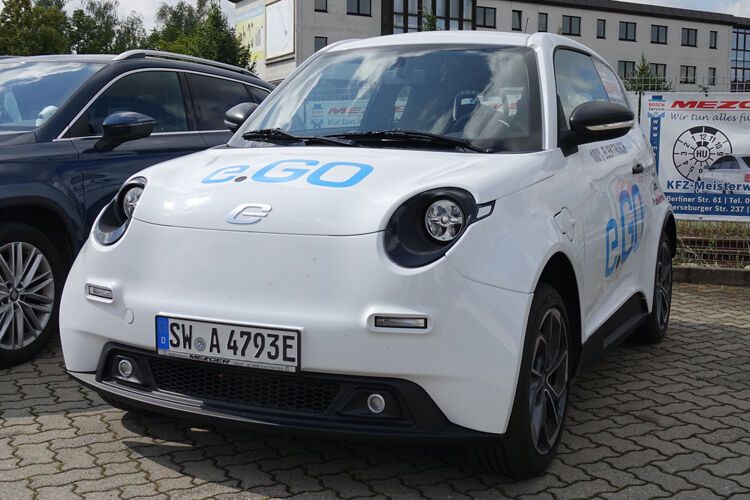 Auf den Hubraum wird beim E-Go komplett verzichtet. Der Stromer aus Aachen wird seit gut einem Jahr ausgeliefert, dürfte aber im Straßenverkehr noch ein seltener Anblick sein. (Bild: Schreiner/»kfz-betrieb«)