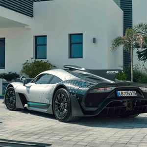 Das Hypercar ist zwar für den Straßenverkehr zugelassen. Die Chance, einen Mercedes-AMG One vor einer Hauseinfahrt parken zu sehen, dürfte angesichts der kleinen Stückzahl sehr gering sein. (Bild:  Mercedes-Benz)
