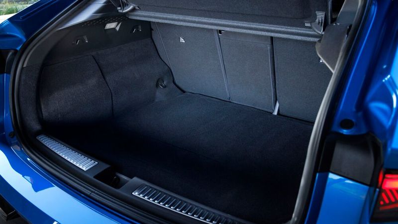 Gute Platzverhältnisse bietet auch der Gepäckraum. (Bild: Renault)